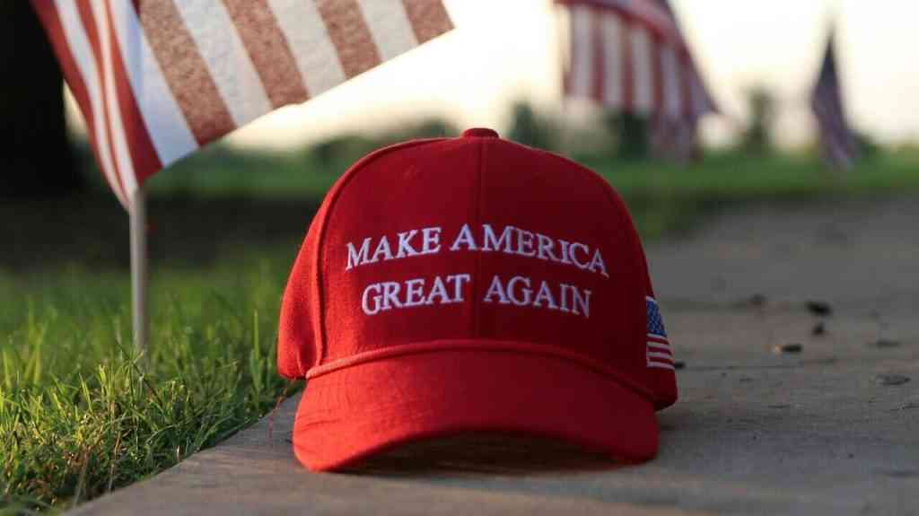 Czapka MAGA jako symbol obietnic Donalda Trumpa. Wojna z Iranem wystawiła hasło „America First” na najtrudniejszą próbę.