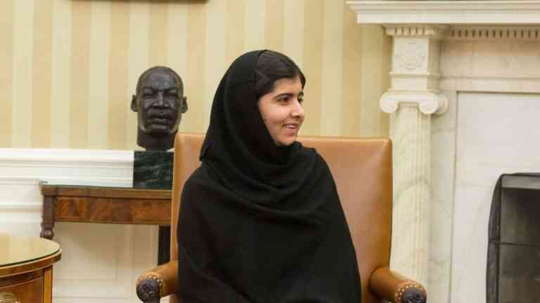 półzbliżenie na twarz kobiety w czarnym hidżabie, która patrzy na bok i mówi o tym, co znaczy wytrwałość