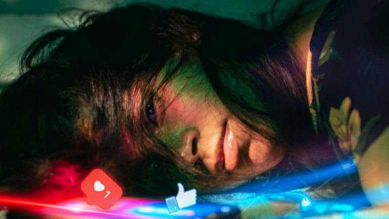 Smutna kobieta leżąca obok telefonu