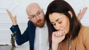 półzbliżenie na mężczyznę i kobietę, którzy się kłócą, nie wiedząc jak dobrze się rozstać