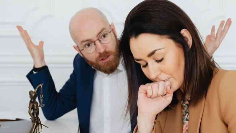 półzbliżenie na mężczyznę i kobietę, którzy się kłócą, nie wiedząc jak dobrze się rozstać