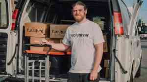 Wolontariusz w akcji pomocy dzieciom, to jedna z akcji zrealizowanych ze świadomością jak mądrze pomagać