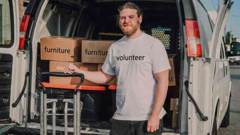 Wolontariusz w akcji pomocy dzieciom, to jedna z akcji zrealizowanych ze świadomością jak mądrze pomagać