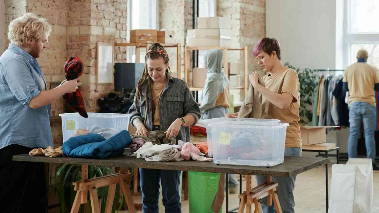 ludzie sortują ubrania dla potrzebujących plan ogólny