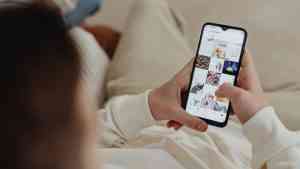 kobieta przegląda social media na telefonie