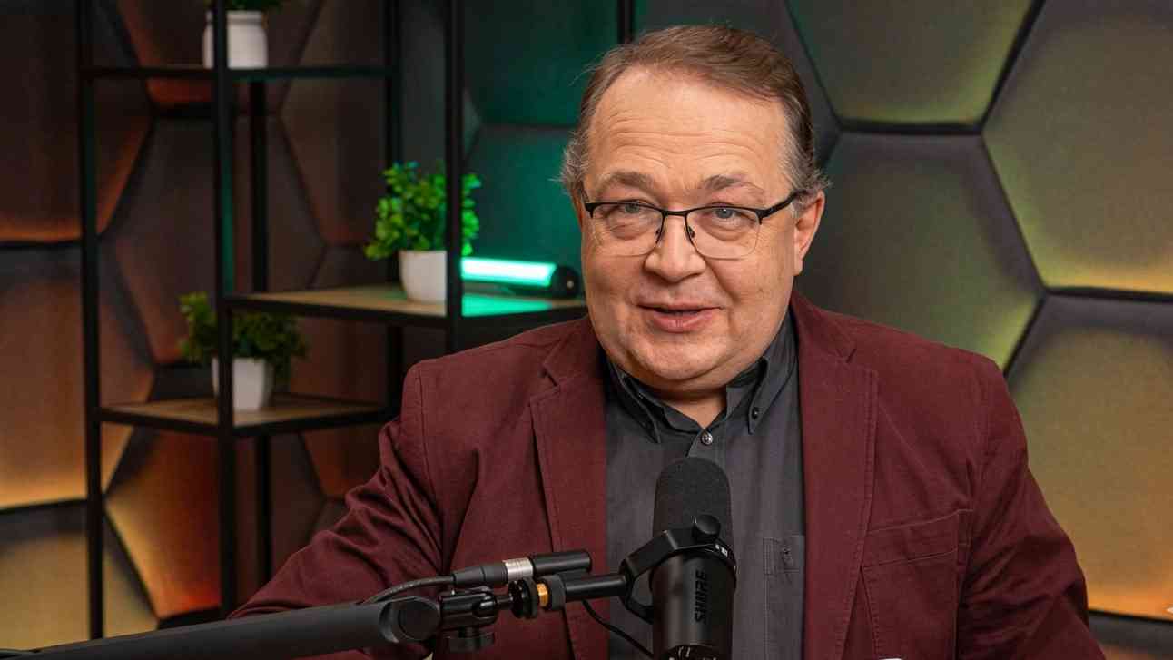 Piotr Gociek o nowym imperium zła. Zbliżenie na twarz mężczyzny na ciemnym tle