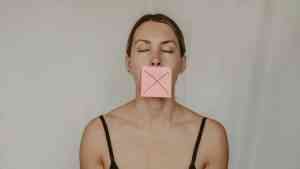 Kobieta z zasłoniętymi ustami symbolizująca cenzurę w demokracji