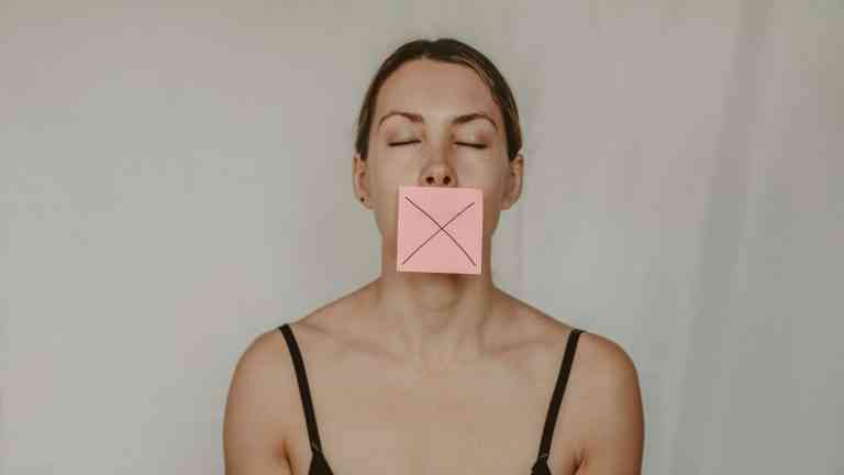 Kobieta z zasłoniętymi ustami symbolizująca cenzurę w demokracji