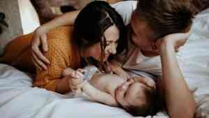 Rodzice pochylający się nad dzieckiem. na podjęcie decyzji o dziecku mogą mieć wpływ gry komputerowe