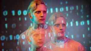 ludzka twarz na tle zapisów algorytmów ilustrująca pytanie: czy AI myśli jak człowiek