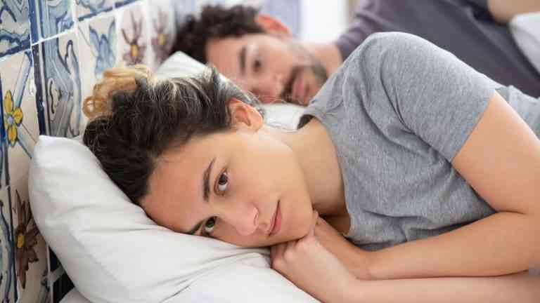 kobieta i mężczyzna leżą w łóżku