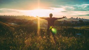 Jak żyć tu i teraz. Mężczyzna stojący z rozłożonymi rękami