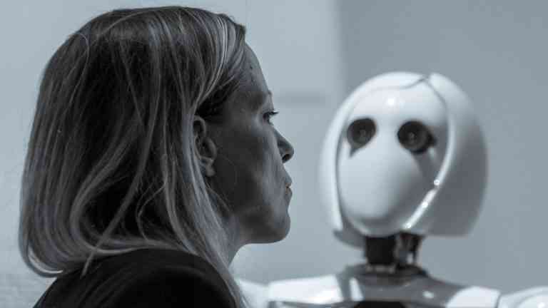 W epoce sztucznej inteligencji pytanie „kim jest człowiek” nabiera nowego znaczenia