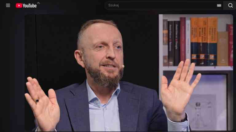 Wojciech Wierzejski w geście otwartości podczas rozmowy w studio na temat dzieci i budowania relacji.