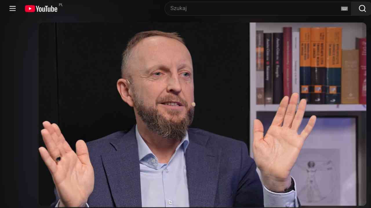 Wojciech Wierzejski w geście otwartości podczas rozmowy w studio na temat dzieci i budowania relacji.