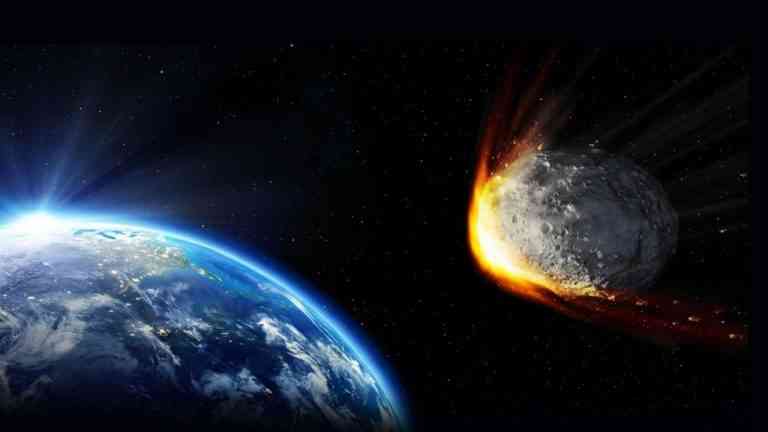 asteroida zbliża się w kierunku Ziemi na czarnym tle