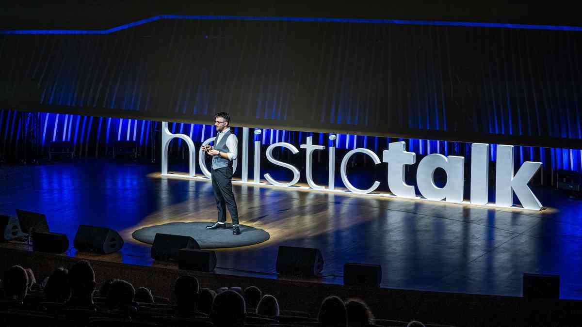 Prelegent występujący na scenie konferencji idei Holistic Talk