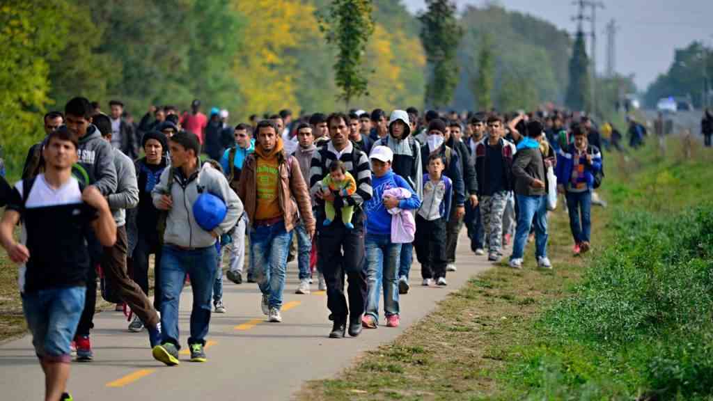 Zdjęcie ilustracyjne do tematyki polityki migracyjnej UE. Imigranci tłumne idą drogą do Europy. To mogą być konsekwencje przyjęcia Paktu Migracyjnego UE. 