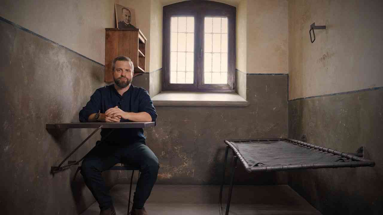Patrick Ney w dawnej celi śmierci. W swoich filmach opowiada Zachodowi o Pileckim, Wyklętych i polskiej historii po 1945 roku.