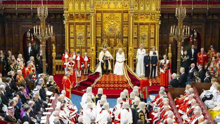 Król Karol III w parlamencie skłania do pytania po co monarchia w demokracji