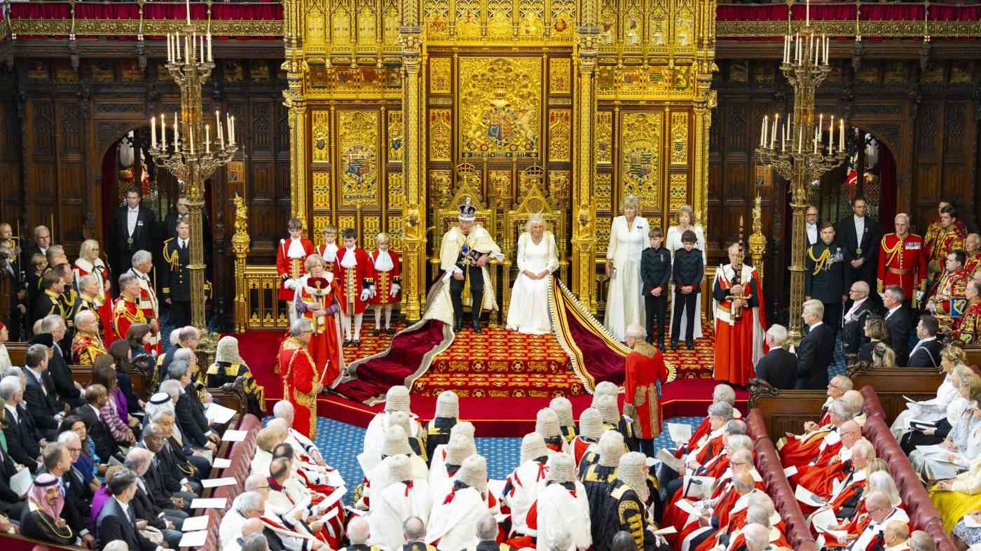 Król Karol III w parlamencie skłania do pytania po co monarchia w demokracji