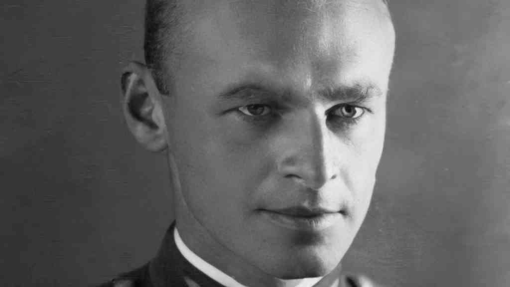 zbliżenie na twarz Witolda Pileckiego, Żołnierza Wyklętego. Brytyjczyk zrobił film o Pileckim.