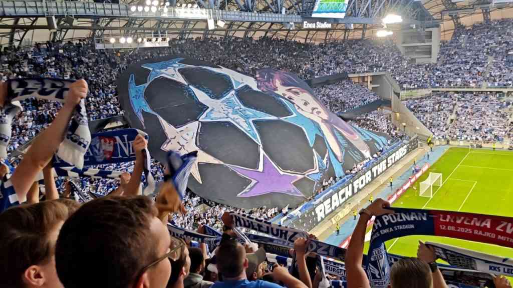 Kibice Lecha Poznań z wielką oprawą na stadionie podczas meczu w europejskich pucharach. Kadr pokazuje, jak zmienia się polska piłka klubowa.