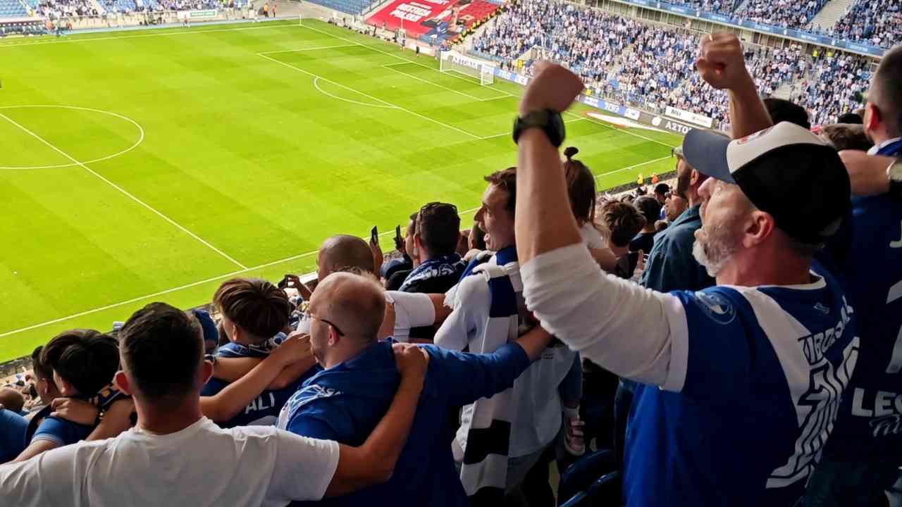 Kibice na stadionie Lecha Poznań podczas meczu. Pełne trybuny pokazują, jak zmienia się polska piłka klubowa i jej ambicje w Europie.