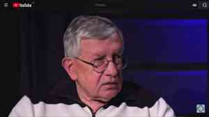 Profesor Tadeusz Gadacz w okularach podczas dyskusji o kryzysie humanizmu