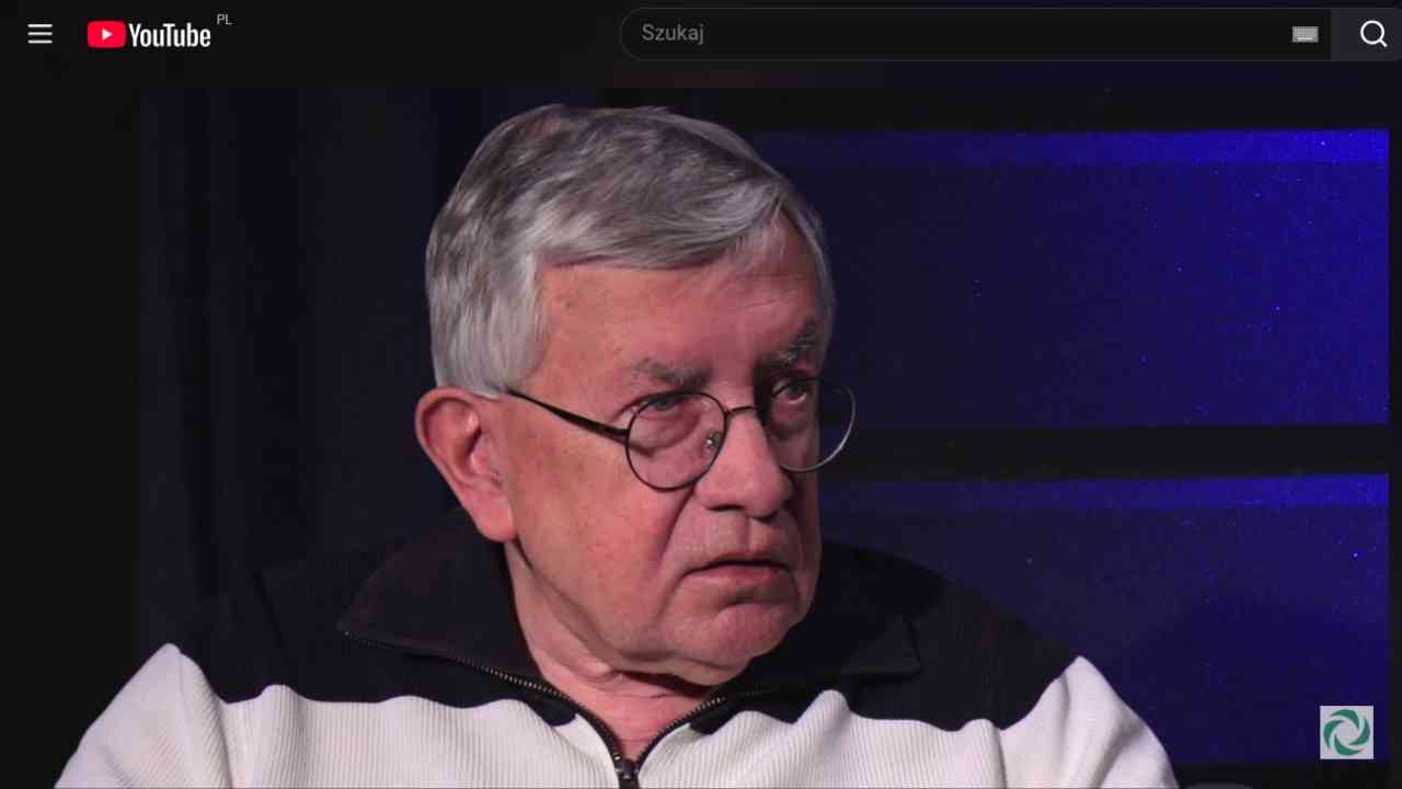 Profesor Tadeusz Gadacz w okularach podczas dyskusji o kryzysie humanizmu