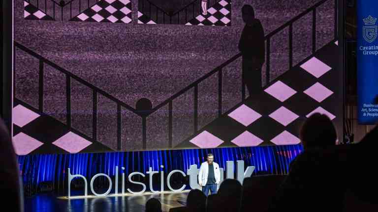 Widok sceny i prelegenta podczas konferencji idei Holistic Talk