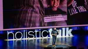 Holistic Talk Bielsko-Biała. Prelegent występuje na scenie w Cavatina Hall podczas wydarzenia poświęconego ideom, kulturze i rozmowie.