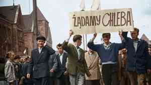 Poznański Czerwiec 1956, demonstranci z transparentem „Żądamy chleba” podczas robotniczego protestu w Poznaniu