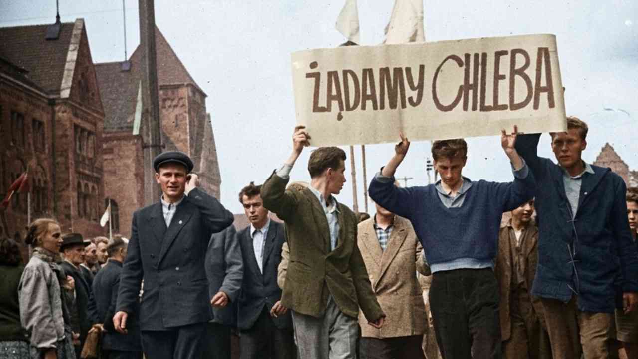 Poznański Czerwiec 1956, demonstranci z transparentem „Żądamy chleba” podczas robotniczego protestu w Poznaniu