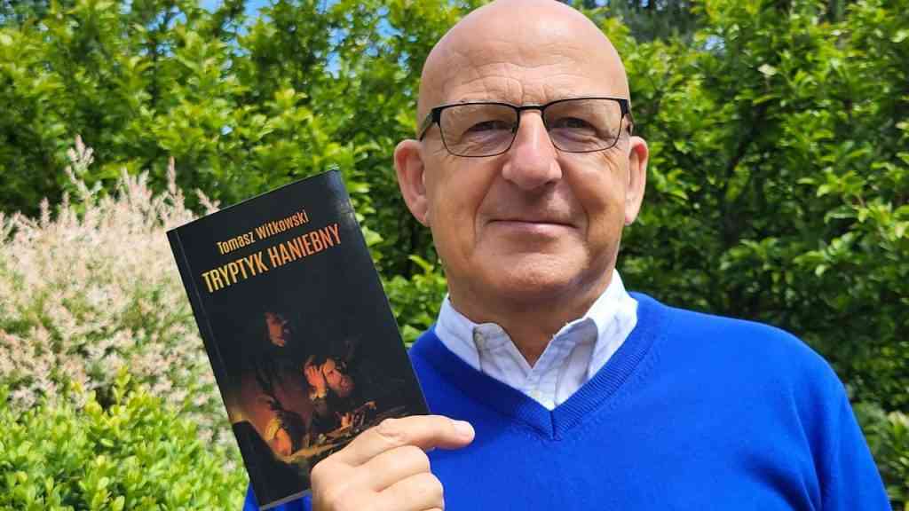 Tomasz Witkowski pozuje z książką Tryptyk haniebny