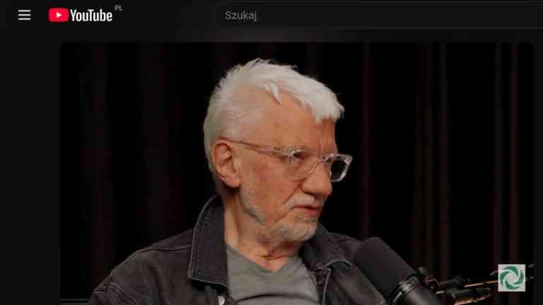 Psychoterapeuta Wojciech Eichelberger podczas wywiadu w studiu nagraniowym Holistic News. Tematem rozmowy jest psychoterapia, umiejętność zatrzymywania się, biznes i emocje mężczyzn.