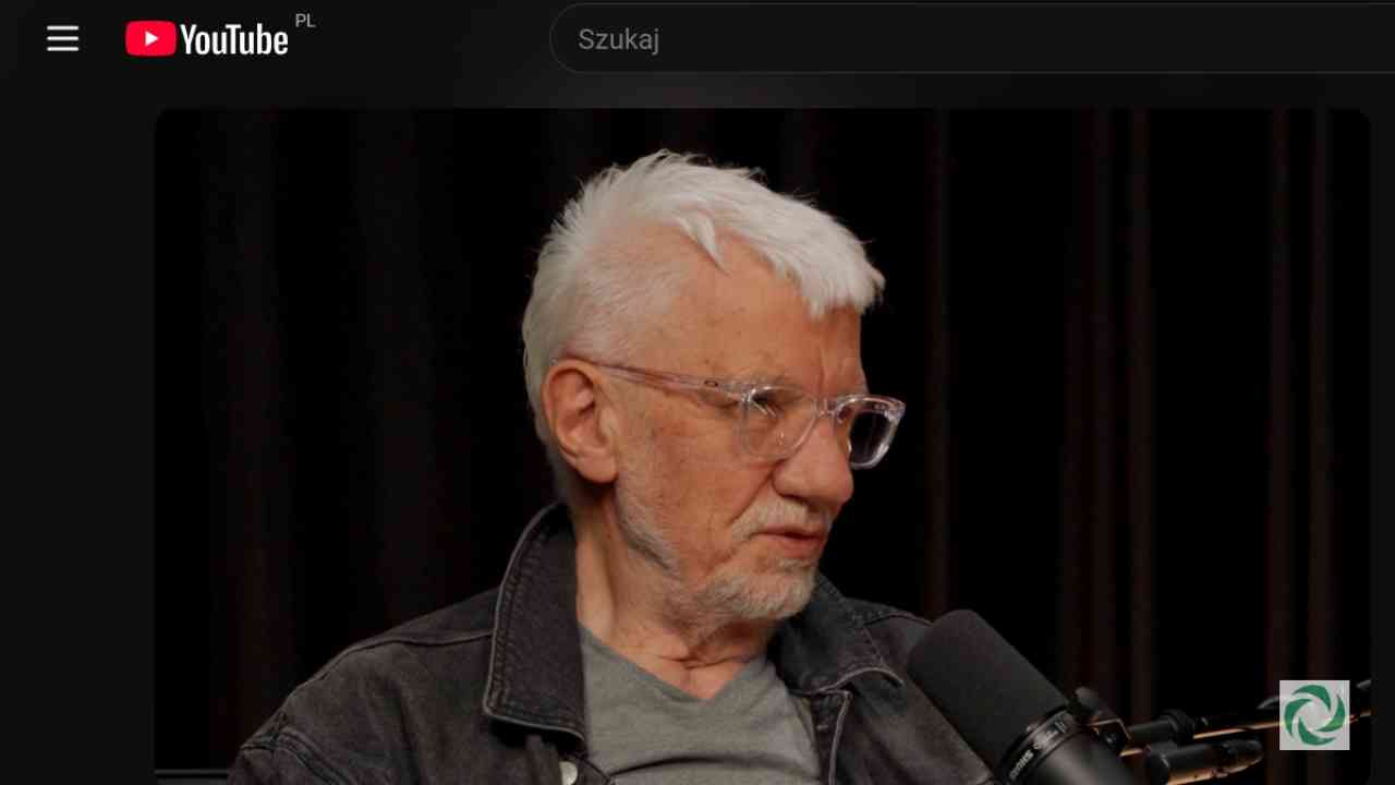Psychoterapeuta Wojciech Eichelberger podczas wywiadu w studiu nagraniowym Holistic News. Tematem rozmowy jest psychoterapia, umiejętność zatrzymywania się, biznes i emocje mężczyzn.