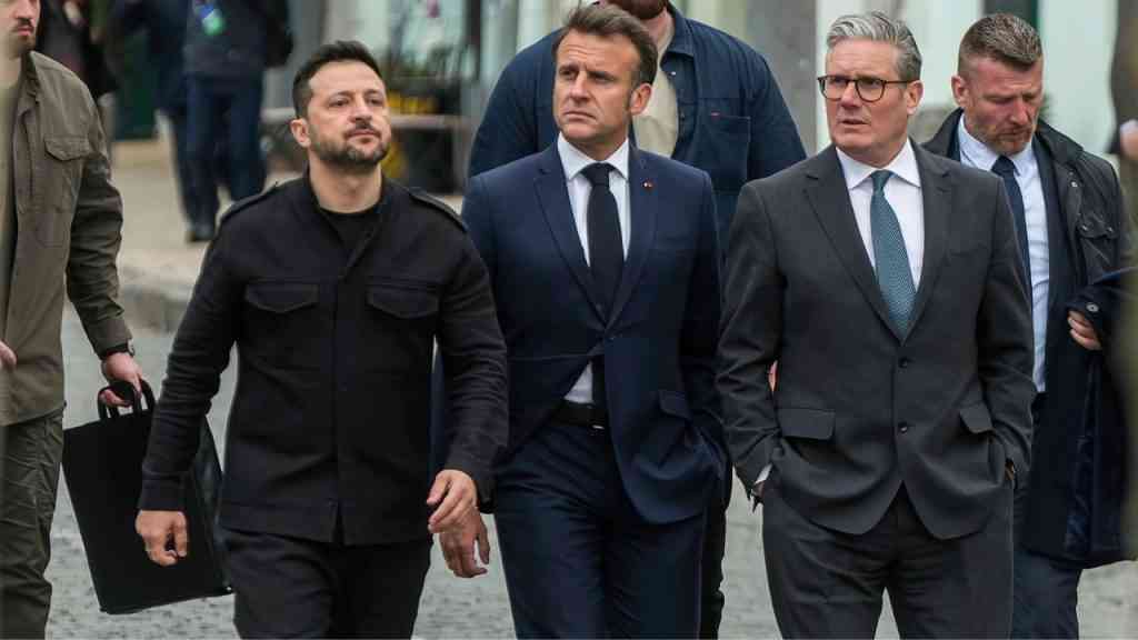Wołodymyr Zełenski Emmanuel Macron idą obok siebie