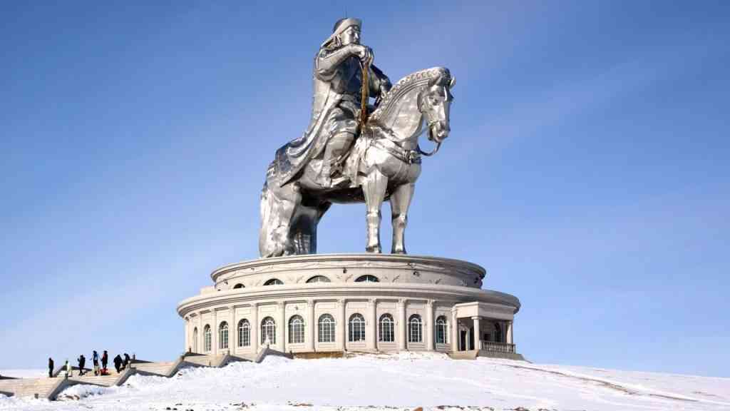 onumentalny pomnik wodza na koniu jako symbol sporu o bohaterów i zbrodniarzy w historii