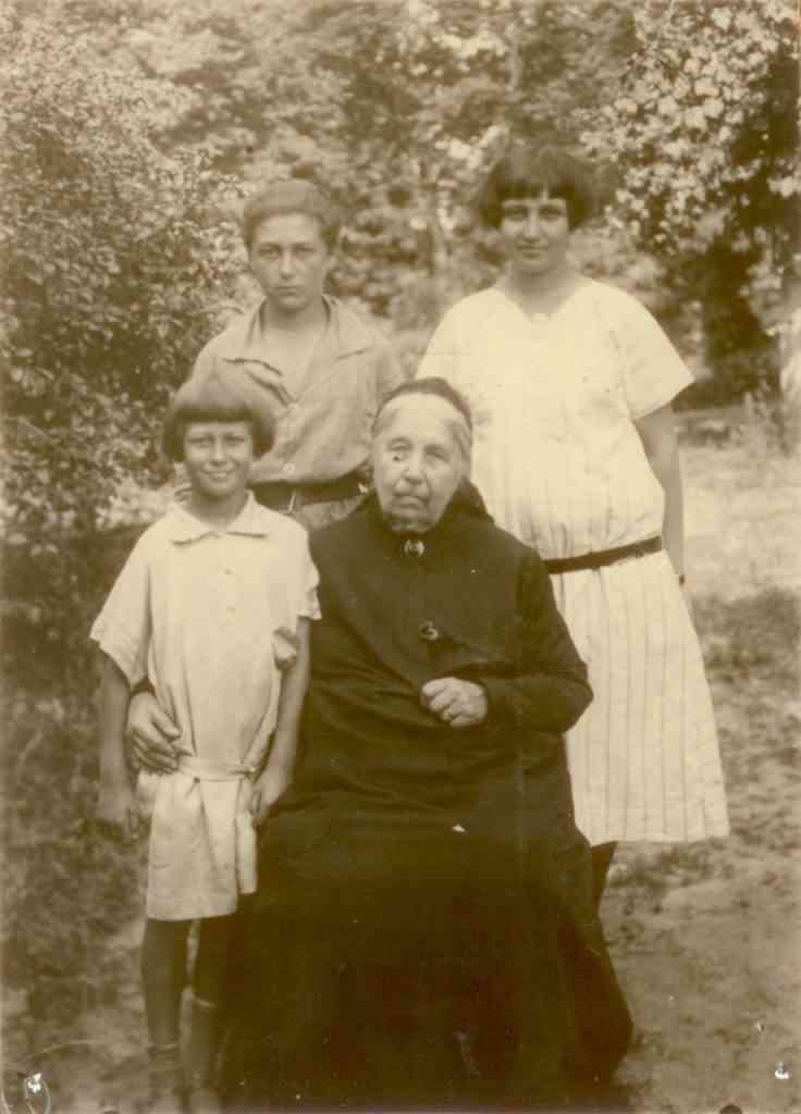 Babcia Janiny Emma z trojgiem wnucząt