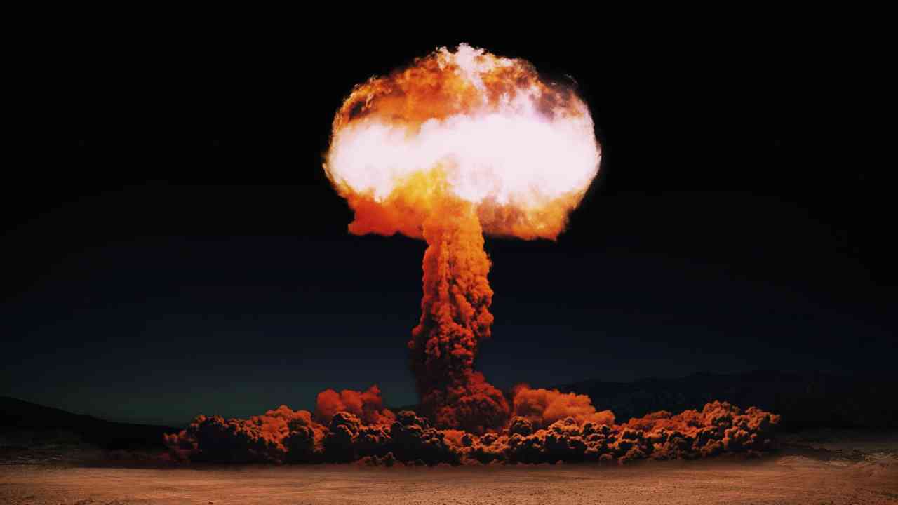 Grzyb atomowy nad pustynią, ilustrujący wybuch bomby jądrowej