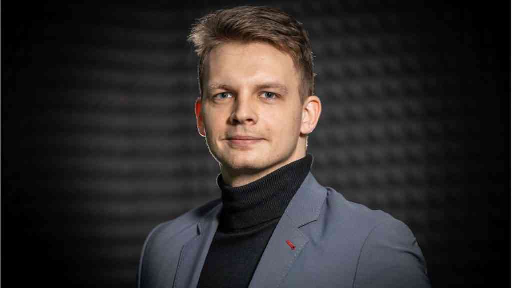 półzbliżenie na twarz Wojciecha Kozioła specjalisty od bezpieczeństwa Polski