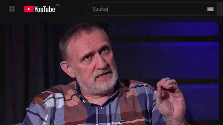 Wojciech Bonowicz podczas wywiadu wideo, w którym omawiana jest filozofia Józefa Tischnera oraz postawa życiowa słynnego kapłana.