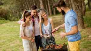 młodzi ludzie stoją przy grillu, co pokazuje, jak dobieramy przyjaciół