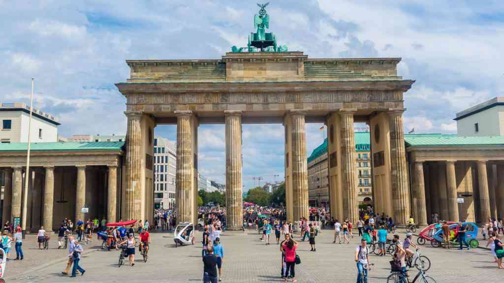 Brama Brandenburska w Berlinie wśród turystów, symbol Niemiec w artykule o kryzysie niemieckiej gospodarki, chińskim szoku 2.0 i rosnącej chińskiej konkurencji w Europie.