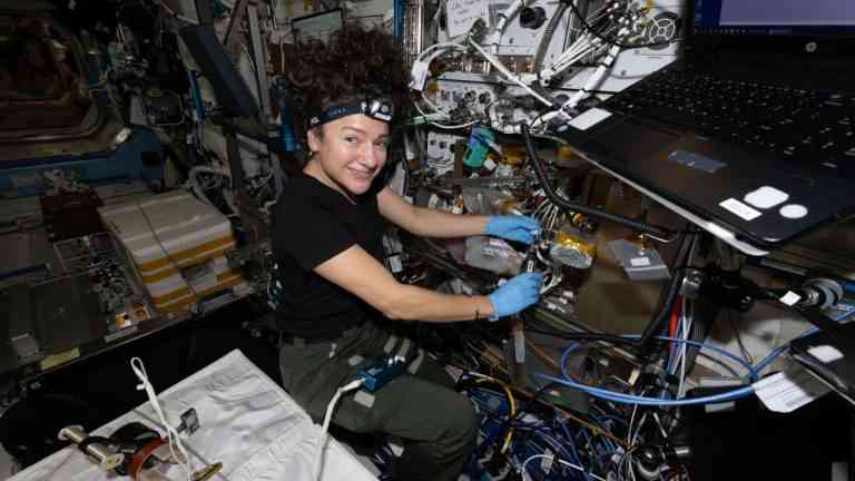Jessica Meir sprawdza światłowody podczas prac przy Cold Atom Lab.