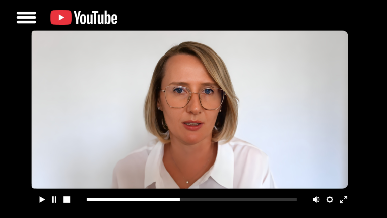 Marta Kubacka mówi w materiale na YouTube o problemach w komunikacji i komunikacji międzykulturowej.