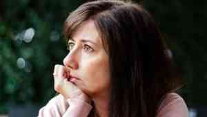 zbliżenie na twarz kobiety która podbiera głowę ręką, w zamyśleniu o uzyskaniu szczęścia w życiu