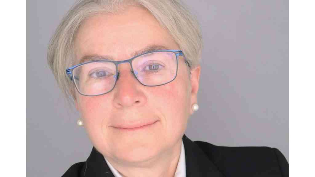 zbliżenie na twarz Sharon Levy na szarym tle