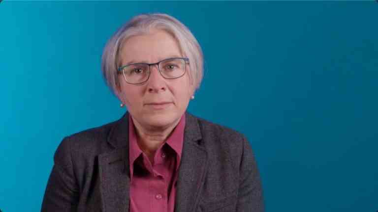Sharon Levy na niebieskim tle plan półpełny